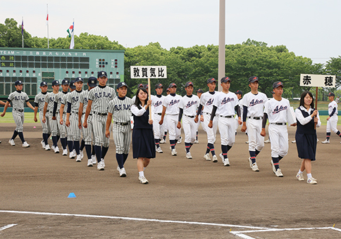 親善試合を行った赤穂と敦賀気比の両校ナイン