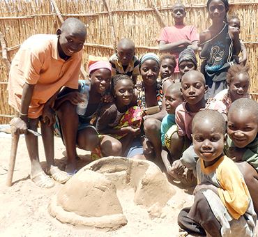 子どもたちも興味を持った改良かまど