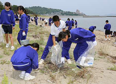 唐船サンビーチで行われた赤穂東中学校の清掃奉仕活動