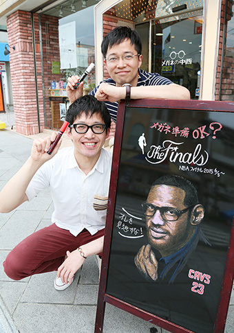 黒板アートが評判の中西良介さん(上)・協平さん兄弟。今月の似顔絵は米プロバスケットボールの人気選手、レブロン・ジェームズ