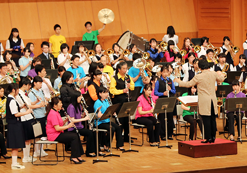 7団体総勢約280人が出演した「吹奏楽・金管バンドの祭典2015」