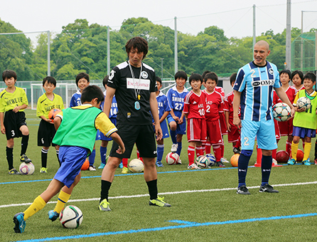 プロサッカーチームのFC大阪から講師を招いたスポーツ教室