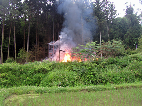 炎を上げて燃える民家=読者提供