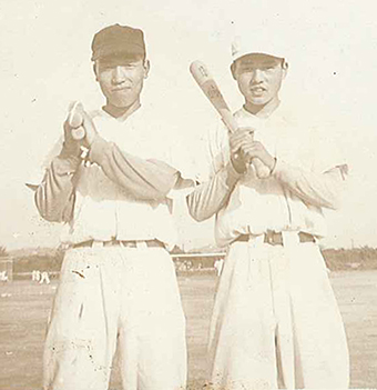 市神港戦で好守備をみせた蓬伊都夫(左)。右はサードの塩崎洋二=現姓・冨田=木村國勇氏提供