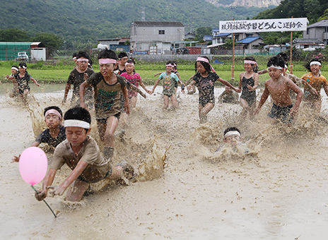 休耕田ではしゃぎ回った「どろんこ運動会」