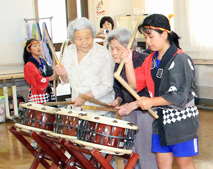 児童とお年寄りが交流した和太鼓慰問=千種の苑