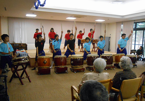 迫力ある音色を響かせた坂越中「一心太鼓」=いきしま