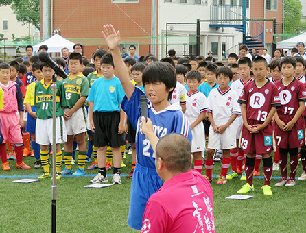 ＪＣカップ兵庫予選大会で選手宣誓した塩屋サッカー少年団の名村響主将