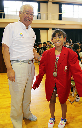 元競泳日本代表の藤本達夫さんも来校した坂越小の海洋訓練フォーラム。五輪メダルと日の丸ブレザーににっこり