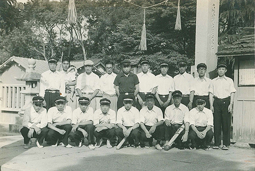 大会前の必勝祈願で大石神社へ参拝した赤高ナイン