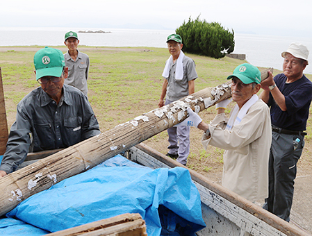 恒例の海岸清掃を行った市シルバー人材センターのみなさん