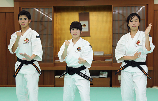 少林寺拳法の全国高校総体で健闘を誓う=左から=橋本龍之介君、長崎ひなさん、下脇優衣さん