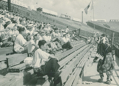 討ち入り装束を身に着けた生徒が応援を率いた赤高側スタンド。3年前の市制施行で誕生した赤穂市旗も見える=正木孝樹さん提供