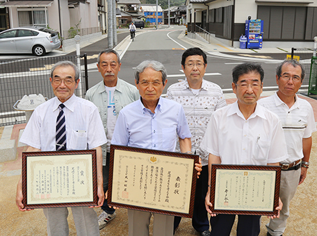 まちづくりへの業績を称えて国土交通大臣などから表彰を受けた「尾崎のまちを考える会」のみなさん