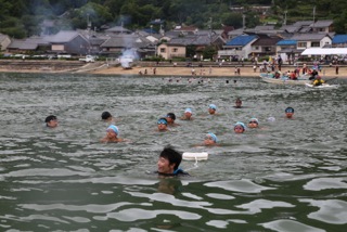 坂越湾を生島まで往復した坂越小の海洋訓練