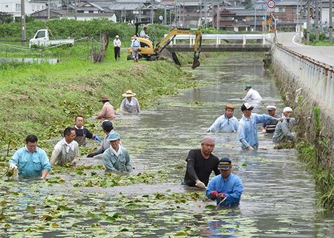 胸まで浸かって作業した福浦本町自治会の河川清掃