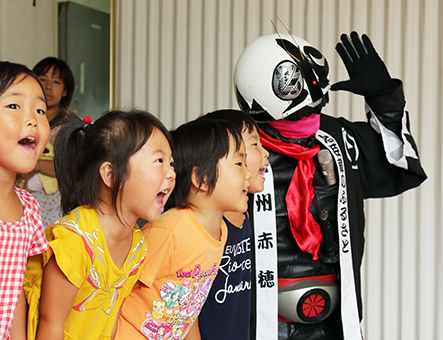 義士ライダー防犯教室で大声を出す練習をする子どもたち