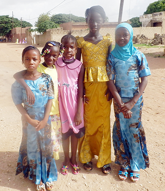 コリテで新しい服を着た子どもたち