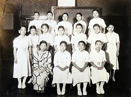 鳥井さんの姉あい子さんが修了した大阪帝国大学附属看護婦養成所の同期生。後列右から２人目があい子さん