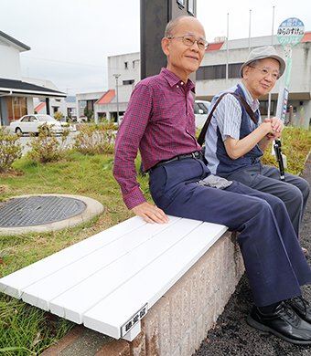 赤穂市民会館前バス停に設置されたベンチ