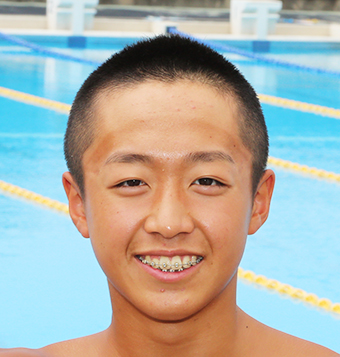 中学水泳の男子１００メートルバタフライで県３冠を達成した塚本康介君