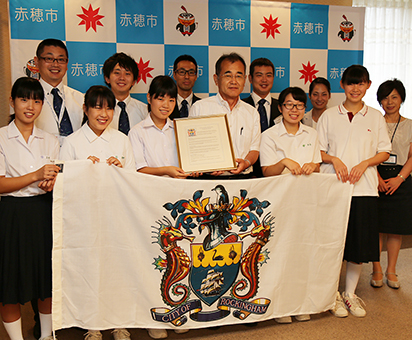 ロッキングハム市での活動を明石元秀市長に報告した派遣団一行