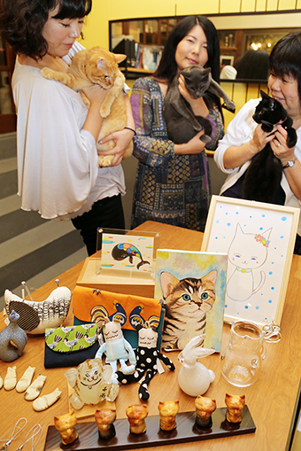 動物愛護支援活動のチャリティ即売会を主催するみなさん