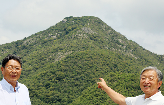 尼子山を「赤穂富士」として発信しようという橋本睦男さん(右)と長棟州彦さん