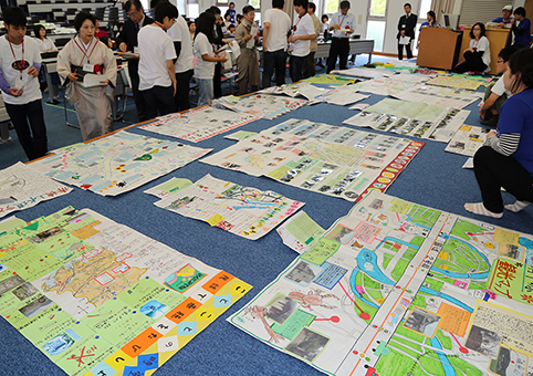 子どもたちの力作が並んだ絵マップコンクールの公開審査会