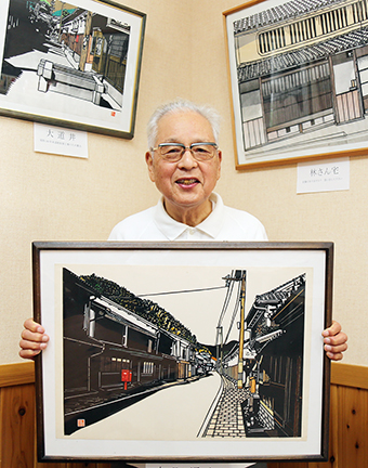 地元の懐かしい風景の切り絵作品を出品した佐方直陽さん