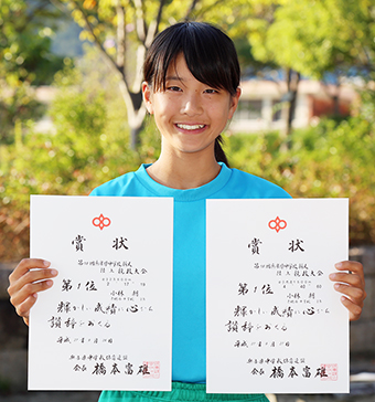 県中学新人陸上の中距離2種目で優勝した小林朝さん