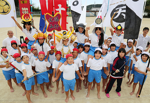 保護者手作りの武者かぶとで騎馬戦への意気を高める子どもたち