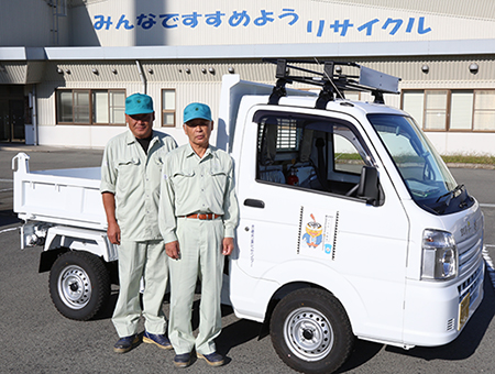 サービスが始まった家庭ごみ戸別収集で使用する軽四ダンプ