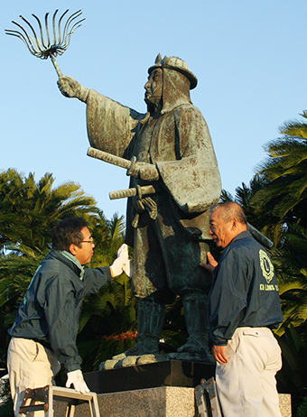 大石内蔵助像を清めた赤穂LCの清掃奉仕=同クラブ提供