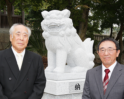 日吉神社に狛犬を寄進した西川多家喜さん(左)