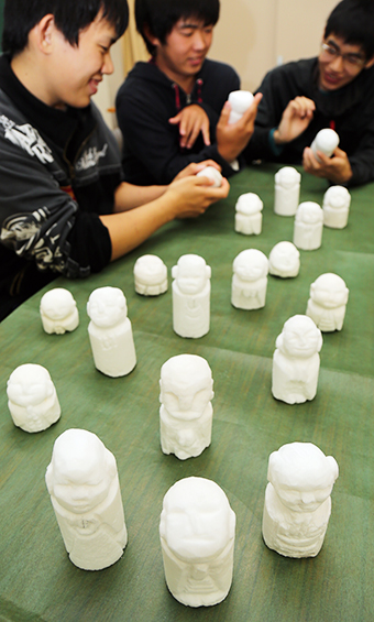 赤穂高校定時制の生徒たちが鎮魂と復興を願って制作した塩地蔵