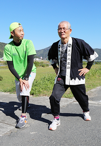 難病に負けずマラソン大会完走を目指す平野勝さん(右)と伴走サポートする細川福成さん