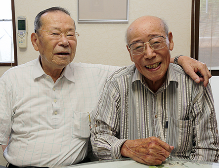 戦時中に同じ船で戦争被害に遭っていた坂元茂昭さん(左)と伊藤暁さん