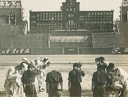 ゲームセットのあいさつを交わす両校の選手たち=木村國勇さん提供