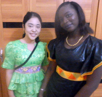 タバスキでおしゃれをした市長さんの娘さんとのツーショット。私も「タイバス」というセネガルの正装を新調しました