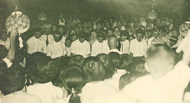 赤高ナインを一目見ようと集まった人で埋め尽くされた赤穂駅前=赤穂高校提供