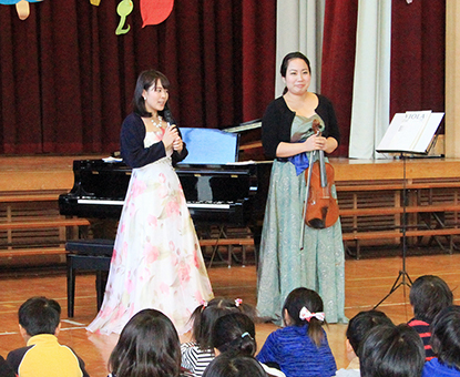 有年小の校内音楽会にゲスト出演した誉田真弓さん(左)と村田恵子さん