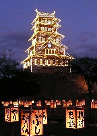 今年で10回目となった「幻の天守閣イルミネーション」の試験点灯=忠臣蔵ウイーク実行委員会提供