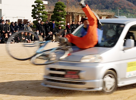 体を張ったスタントで事故の恐ろしさを訴えた交通安全教室