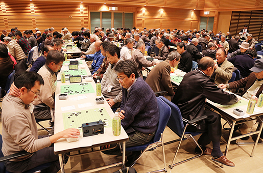 大勢のアマチュア棋士たちが対局した「忠臣蔵交流囲碁大会」
