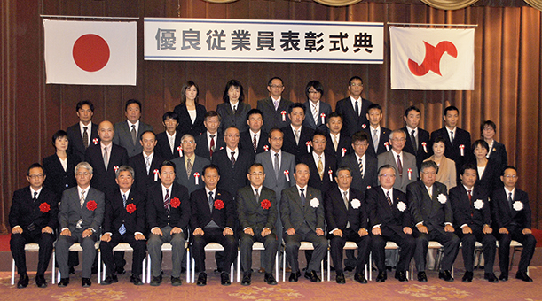 永年勤続功労を称えた優良従業員表彰式=商工会議所提供
