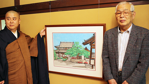 花岳寺を描いた版画作品を同寺に贈った竹田忍さん(右)