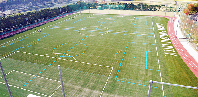 関西福祉大学に完成した全天候型グラウンド=同大提供