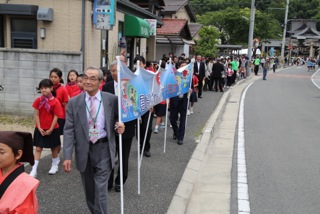 住民らが歩き初めで拡幅を祝った「尾崎ふれあいロード」
