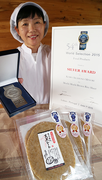 モンドセレクション銀賞に輝いた「もちもち玄米シート」と生産者の松田靜さん
